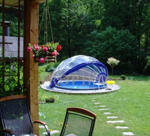 L’abri de piscine TROPIKO pour une extension de la saison, une eau chaude et bleue azur. Pour les piscines de jardin hors-sol et enterrées (circulaires / rondes).