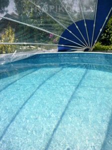 L’abri de piscine TROPIKO pour une extension de la saison, une eau chaude et bleue azur. Pour les piscines de jardin hors-sol et enterrées (circulaires / rondes).