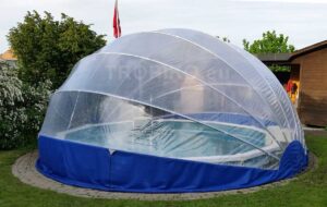 L’abri de piscine TROPIKO pour une extension de la saison, une eau chaude et bleue azur. Pour les piscines de jardin hors-sol et enterrées (circulaires / rondes).