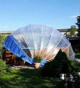 L’abri de piscine TROPIKO pour une extension de la saison, une eau chaude et bleue azur. Pour les piscines de jardin hors-sol et enterrées (circulaires / rondes).