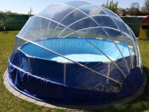 L’abri de piscine TROPIKO pour une extension de la saison, une eau chaude et bleue azur. Pour les piscines de jardin hors-sol et enterrées (circulaires / rondes).