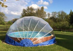 L’abri de piscine TROPIKO pour une extension de la saison, une eau chaude et bleue azur. Pour les piscines de jardin hors-sol et enterrées (circulaires / rondes).