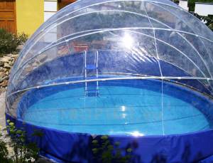 L’abri de piscine TROPIKO pour une extension de la saison, une eau chaude et bleue azur. Pour les piscines de jardin hors-sol et enterrées (circulaires / rondes).