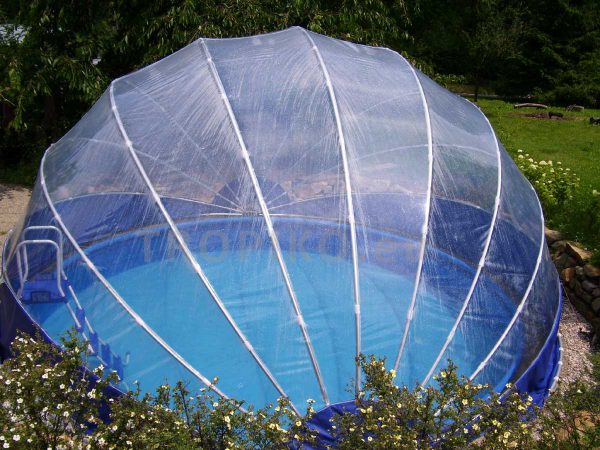 L’abri de piscine TROPIKO pour une extension de la saison, une eau chaude et bleue azur. Pour les piscines de jardin hors-sol et enterrées (circulaires / rondes).