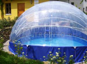 L’abri de piscine TROPIKO pour une extension de la saison, une eau chaude et bleue azur. Pour les piscines de jardin hors-sol et enterrées (circulaires / rondes).