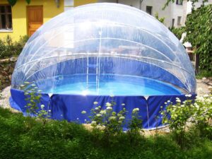 L’abri de piscine TROPIKO pour une extension de la saison, une eau chaude et bleue azur. Pour les piscines de jardin hors-sol et enterrées (circulaires / rondes).