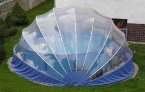 L’abri de piscine TROPIKO pour une extension de la saison, une eau chaude et bleue azur. Pour les piscines de jardin hors-sol et enterrées (circulaires / rondes).