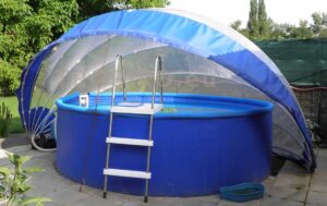 L’abri de piscine TROPIKO pour une extension de la saison, une eau chaude et bleue azur. Pour les piscines de jardin hors-sol et enterrées (circulaires / rondes).