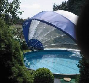 L’abri de piscine TROPIKO pour une extension de la saison, une eau chaude et bleue azur. Pour les piscines de jardin hors-sol et enterrées (circulaires / rondes).